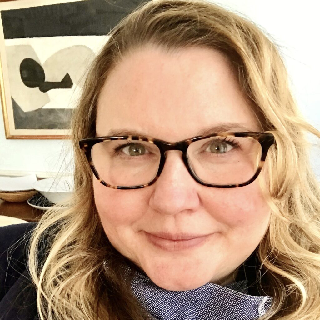 Head shot of Robyn Linde